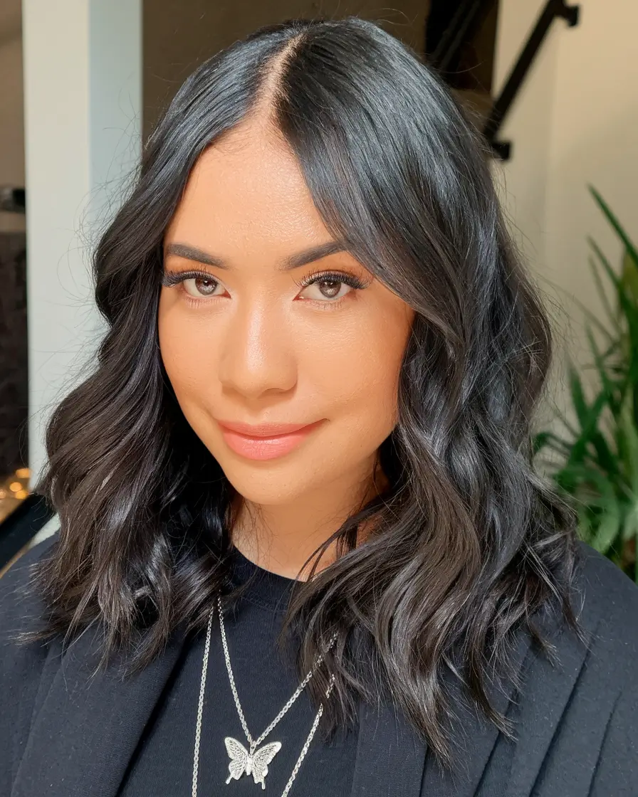 Trendy Medium Hair Looks - Summer Hairstyles 2025 Loose Curls with Shine and Shape