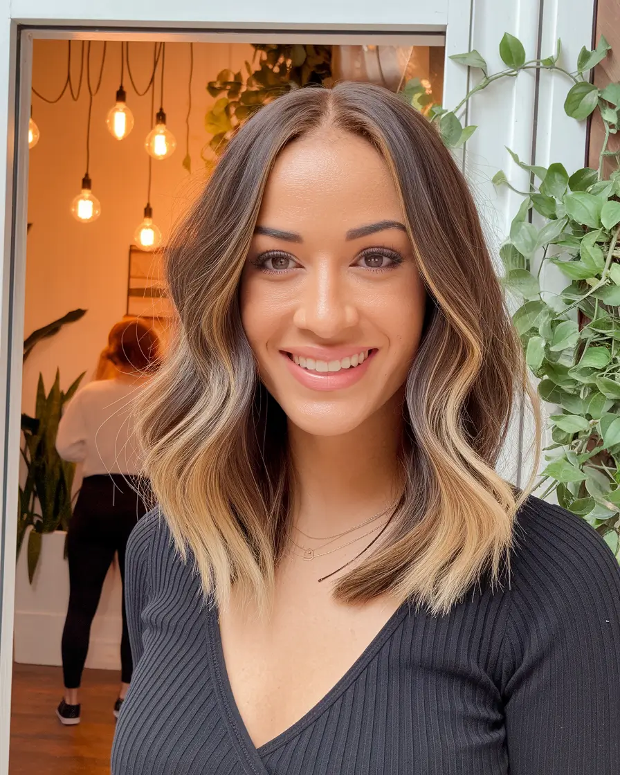 Trendy Medium Hair Looks - Summer Hairstyles 2025 Bold Face-Framing Blonde Highlights