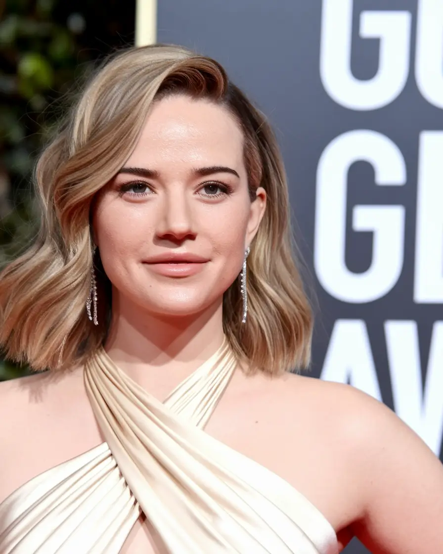 Best Fall hairstyles for Women 40+ in 2025 – Soft Wavy Shoulder-Length Blonde