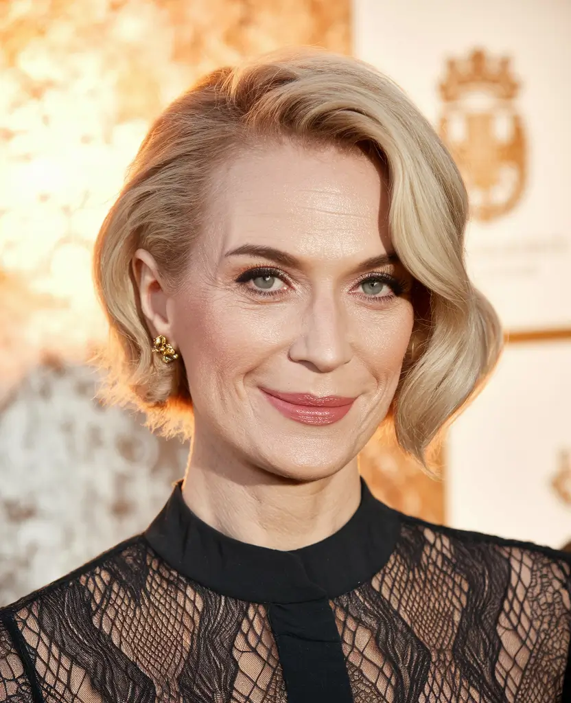Best Fall hairstyles for Women 40+ in 2025 – Side-Part Short Blonde Waves