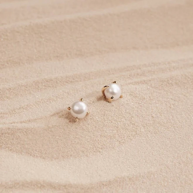 Caitlyn Minimalist Zoe Pearl Studs