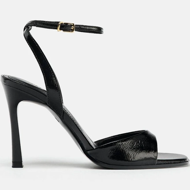 Black leather sandals with a 4.5" heel #glamour...