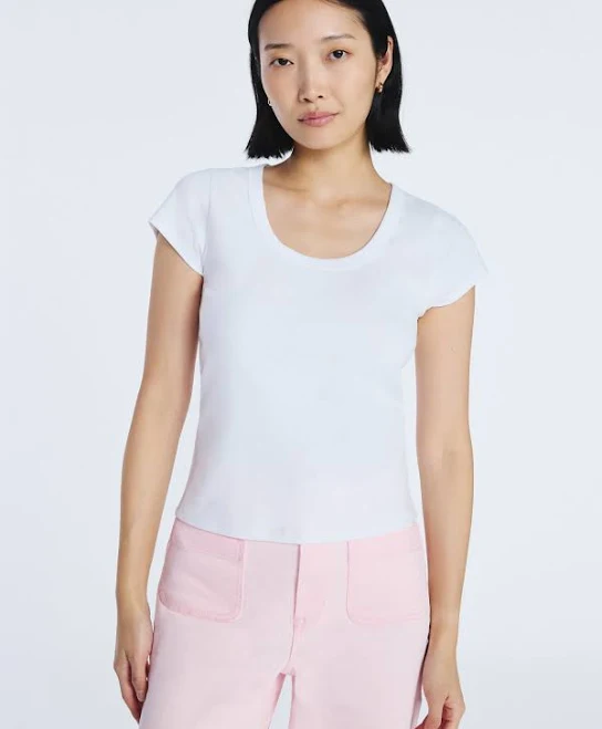 top Free Assembly Women's Scoop Neck Short Sleeve Tee Walmart $4.5