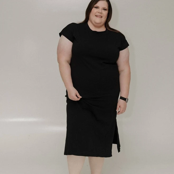 EVERYDAY ESSENTIALS CREW NECK MIDI T-SHIRT DRESS WITH SIDE SLIT IN BLACK Black / 2x