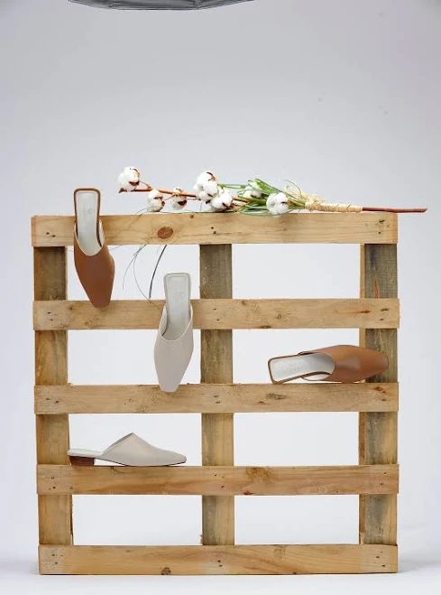 Heeled mules with a woven detail