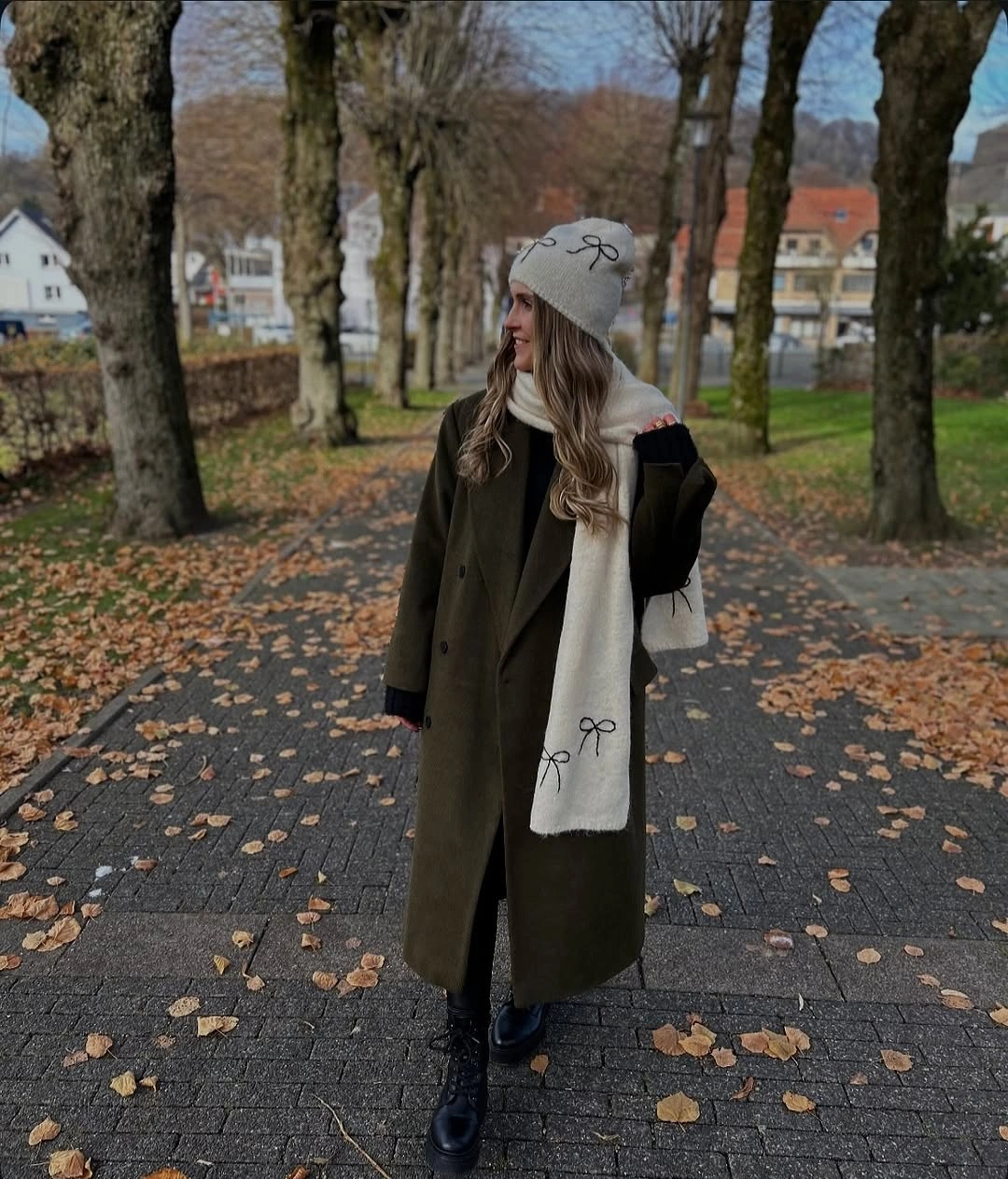 cozy & chic autumn outfits for women 2026 Olive Coats and Cozy Accessories for Quiet Autumn Walks
