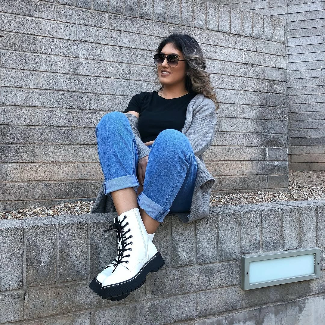 fall mom outfits 2026 Classic Jeans And Chunky Boots That Never Miss