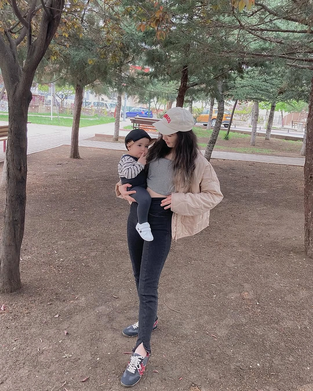 fall mom outfits 2026 Light Jackets And Baseball Caps For Busy Mom Days