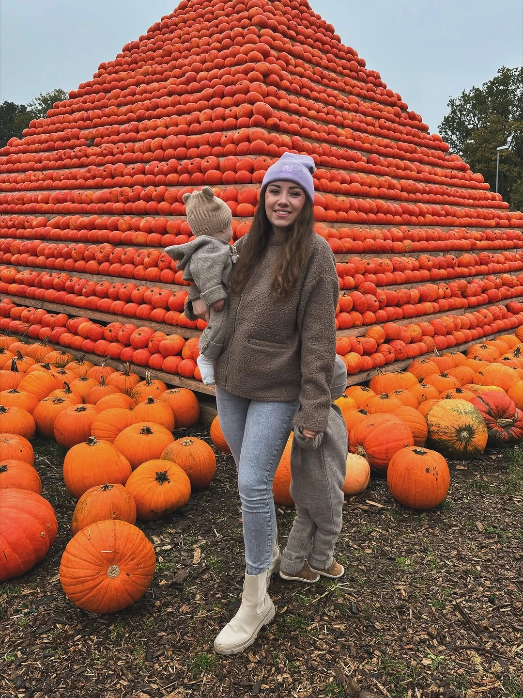 fall mom outfits 2026 Neutral Layers That Make Pumpkin Patch Weekends Feel Extra Cozy