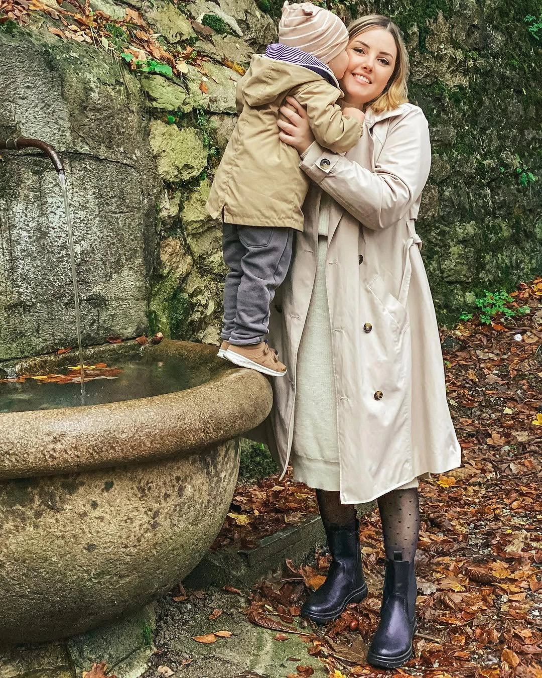 fall mom outfits 2026 Soft Neutral Layers That Always Feel Elegant Outdoors