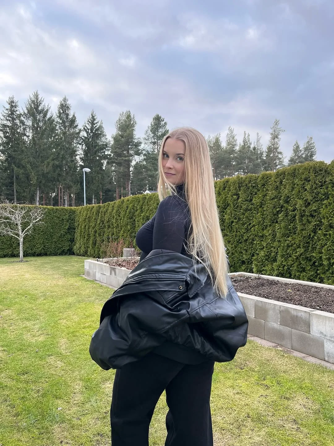 fall outfits for big busted women Minimalist Black Layers That Let Confidence Take Center Stage
