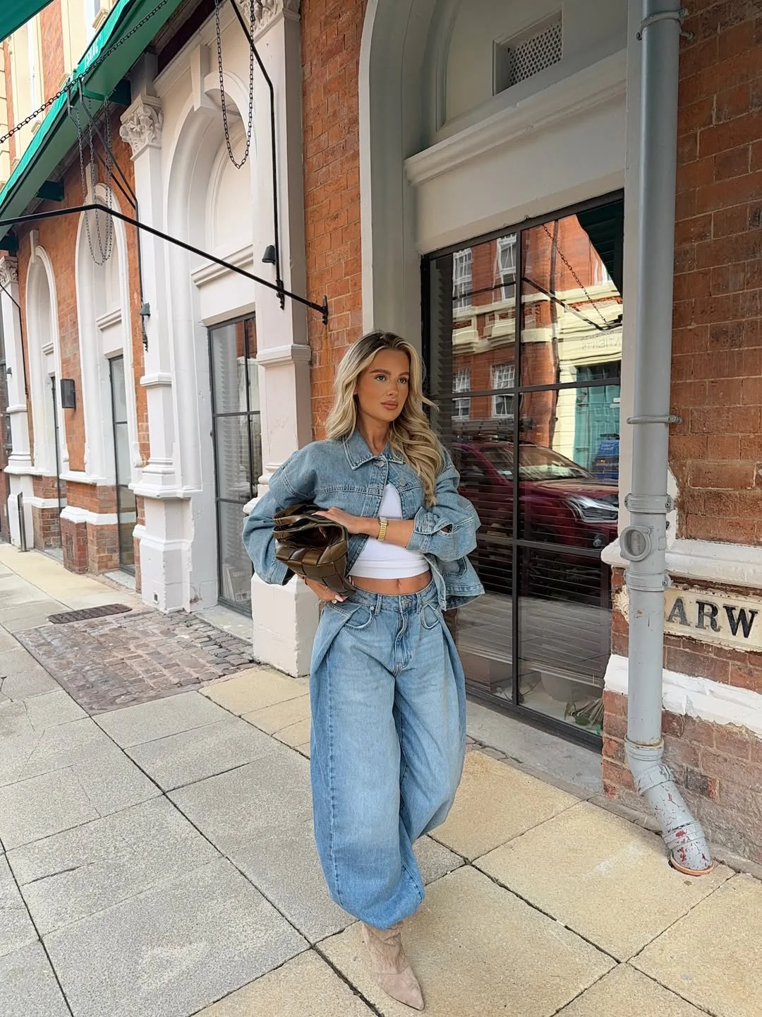 fall outfits for big busted women Modern Double Denim with Soft Neutral Accessories