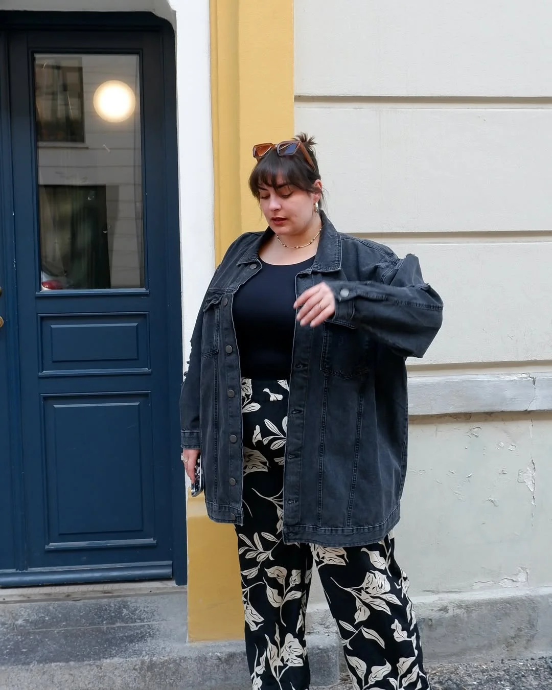 fall outfits for plus size women 2026 Oversized Denim Jackets and Printed Trousers Create Instant Cool-Girl Energy