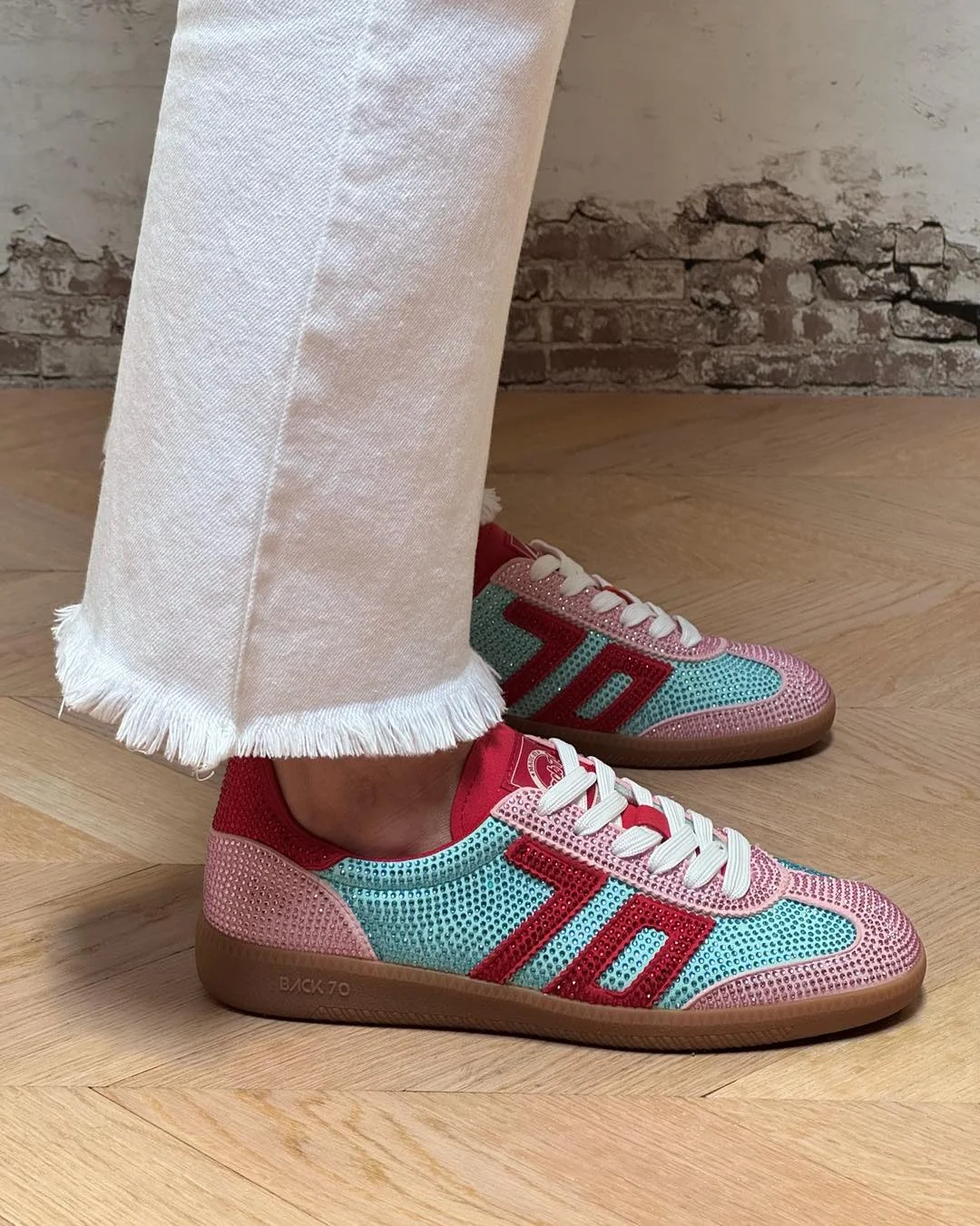 fall outfits with jeans and sneakers 2026 Colorful Retro Sneakers That Instantly Refresh White Denim
