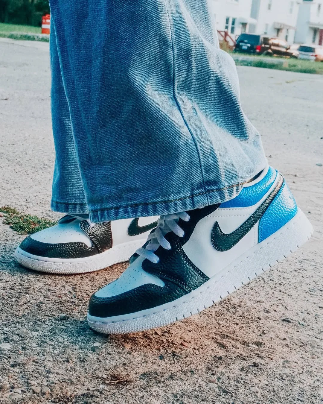 fall outfits with jeans and sneakers 2026 Wide-Leg Denim Meets Sporty Street Style