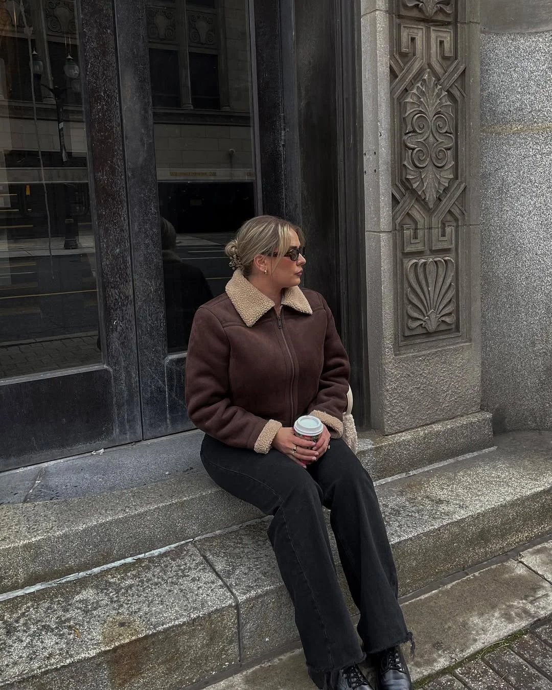 fall smart casual office outfits women 2026 Cozy Shearling Jackets and Dark Denim for Cold Office Mornings