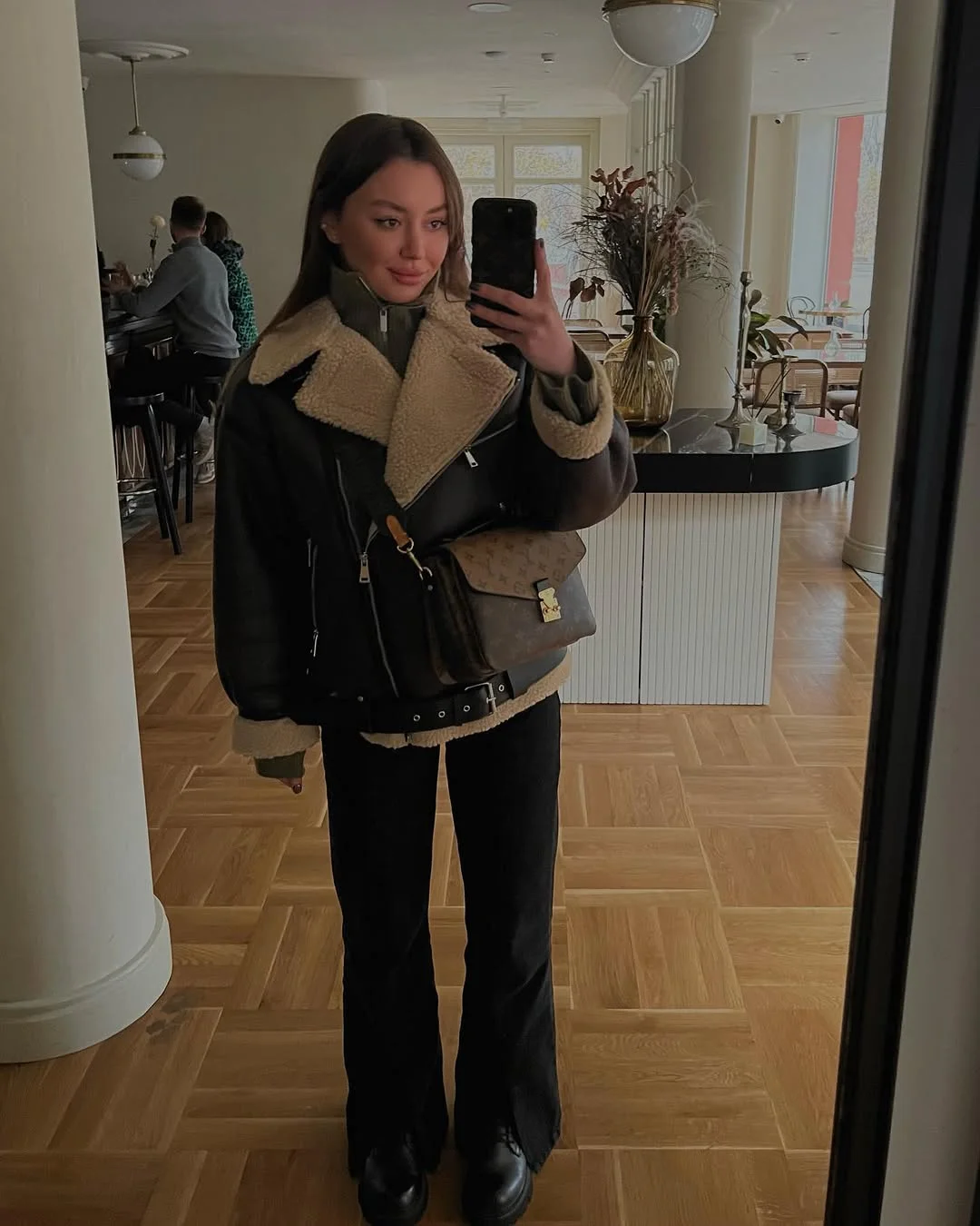 simple fall outfits 2026 Shearling Jackets That Make Cold Mornings Feel Luxurious