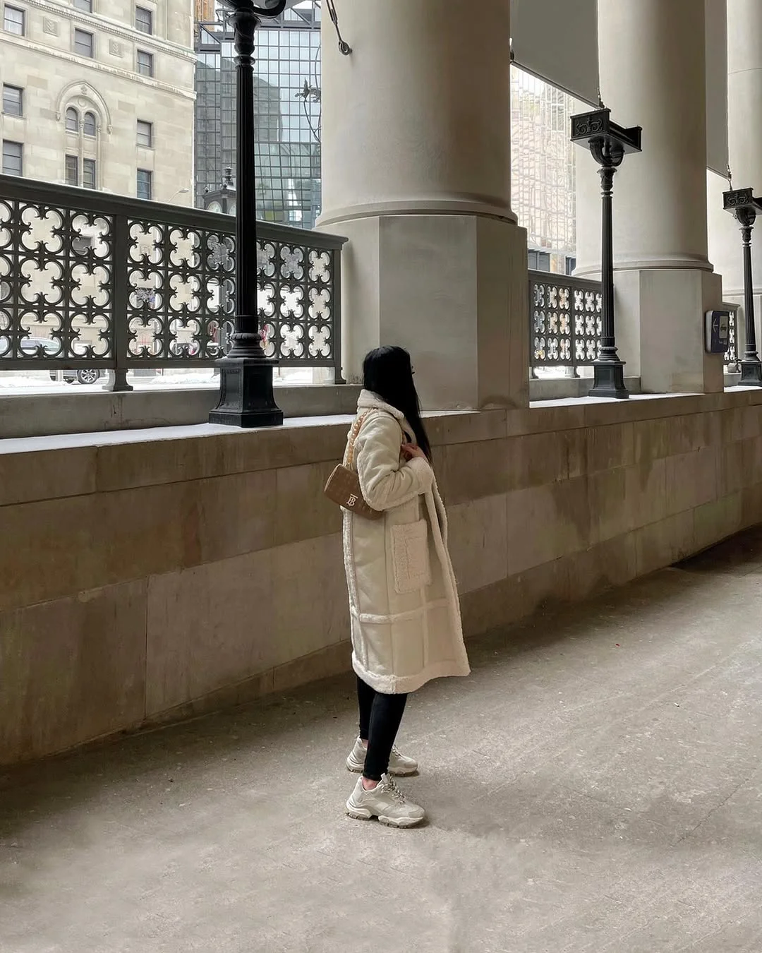 simple fall outfits 2026 Soft Cream Layers That Make Cold Days Feel Lighter