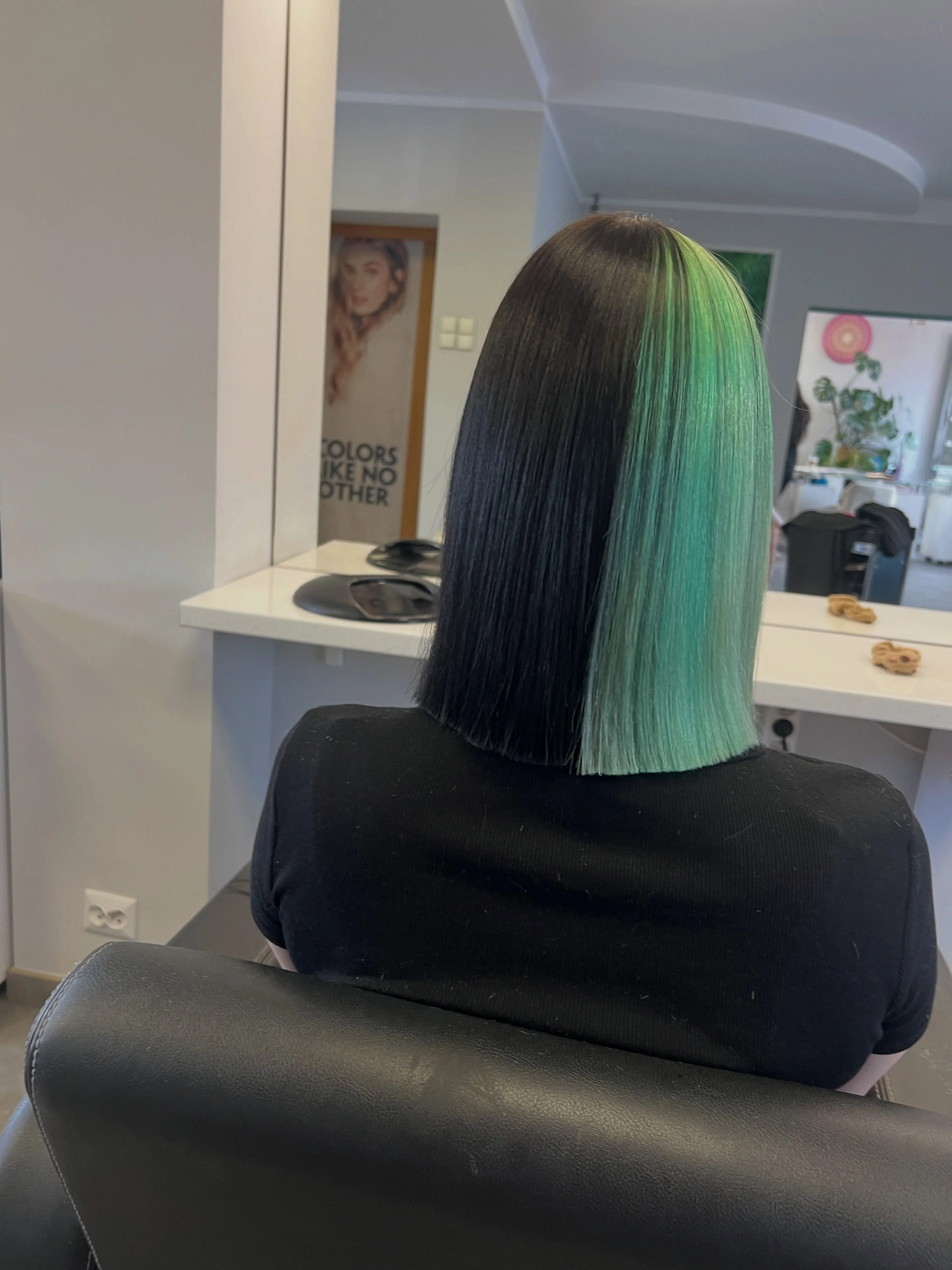 bobbed haircut for women Split-Color Bob for Anyone Who Loves Creative Contrast