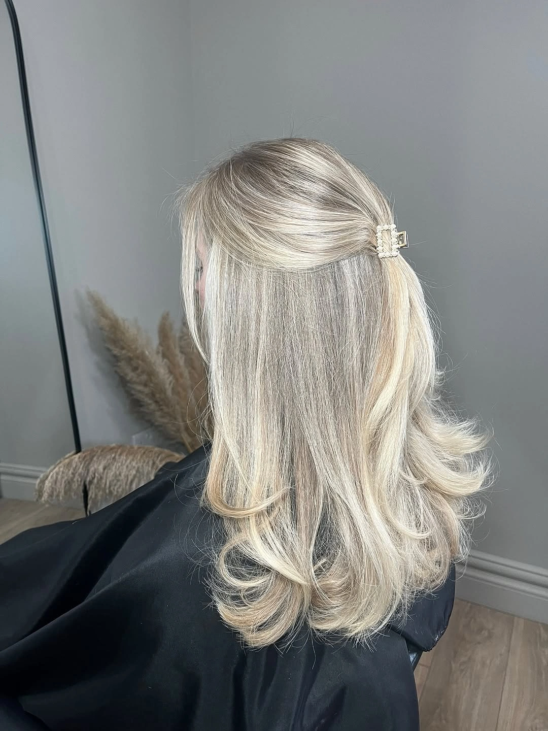 Fall blonde hair colour 2026 Silvery Vanilla Blonde With Airy Mid-Length Layers