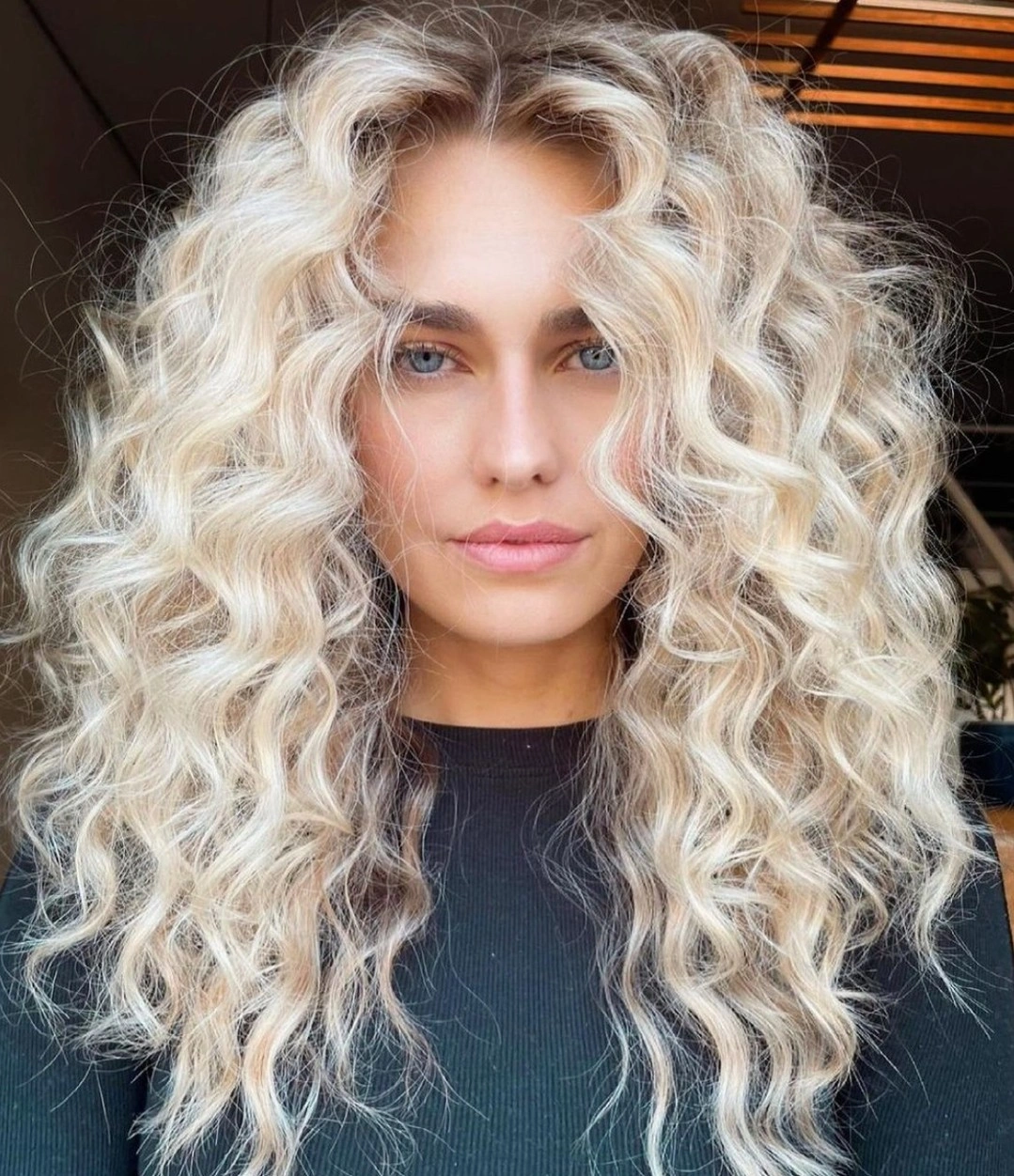 Fall blonde hair colour 2026 Voluminous Champagne Curls Full of Autumn Texture