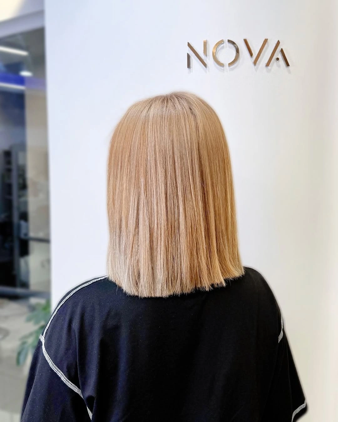 fall bob haircut ideas 2026 Minimalist Blunt Bob With Champagne Blonde Finish