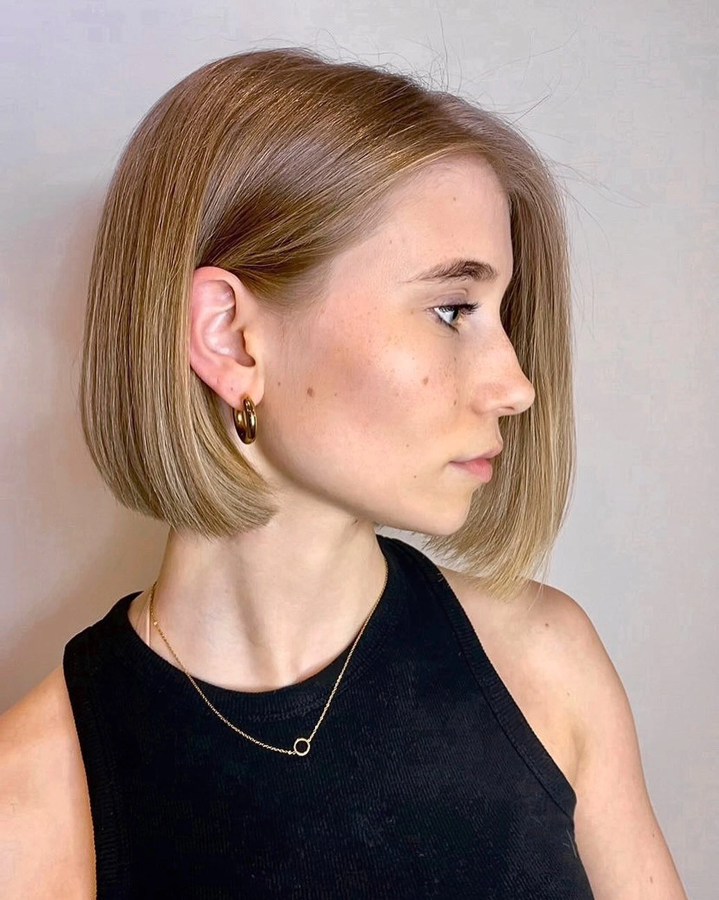 fall bob haircut ideas 2026 Classic Beige Blonde Bob With Elegant Precision