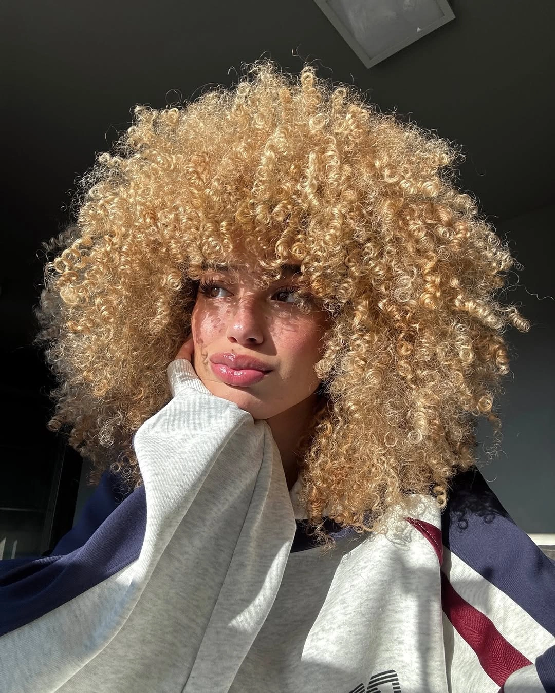 fall hair colors for black women 2026 Golden Honey Curls That Catch Every Ray of Autumn Light
