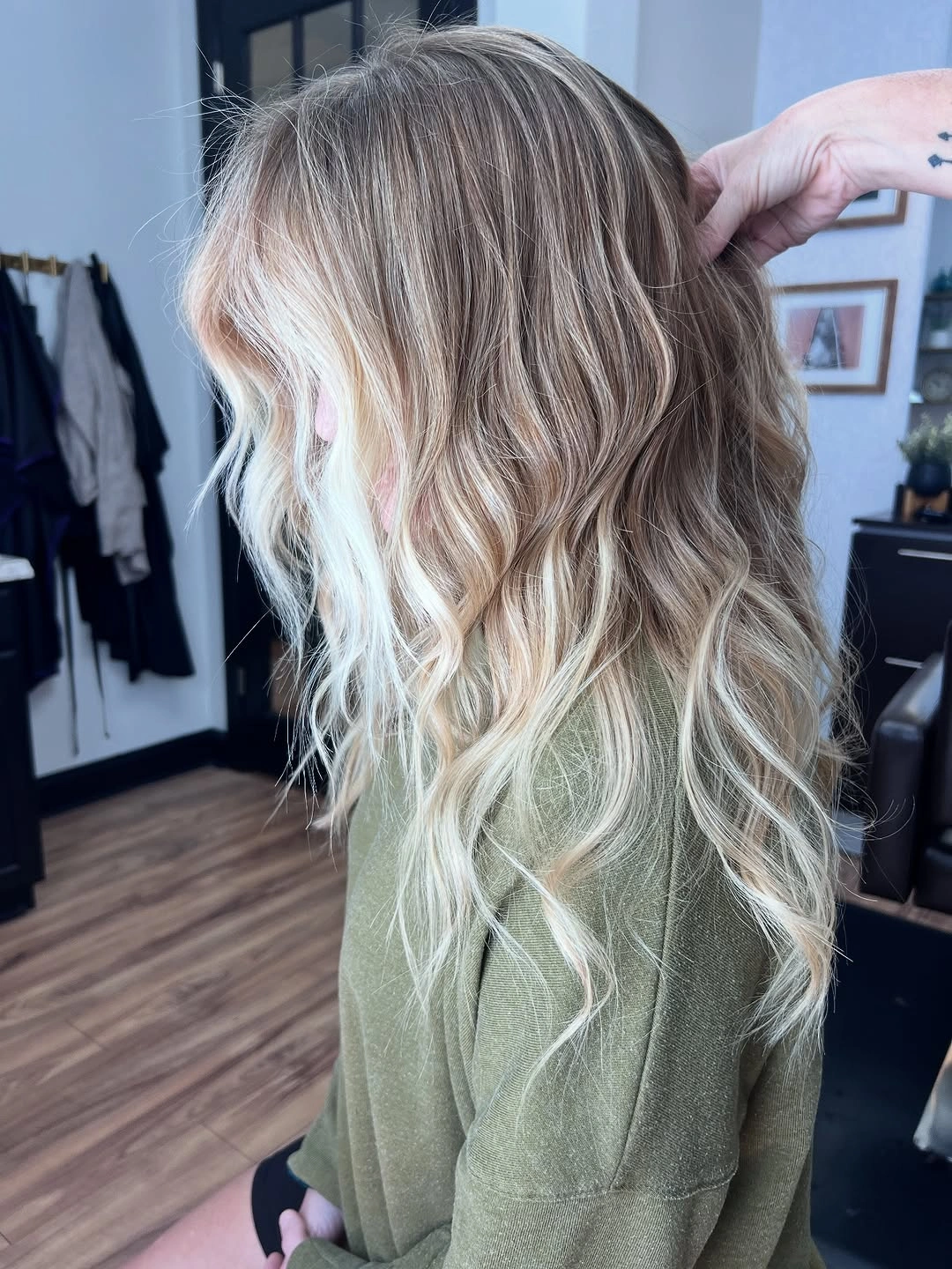 fall hair colour ideas 2026 Creamy Beige Blonde With Soft Autumn Dimension