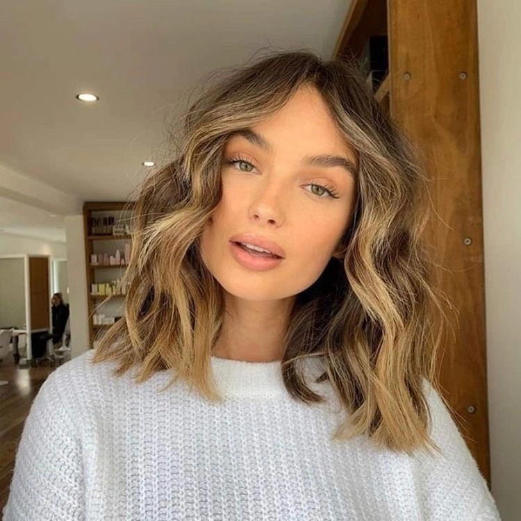 fall medium haircuts 2026 Soft Textured Lob with Dimensional Honey Highlights