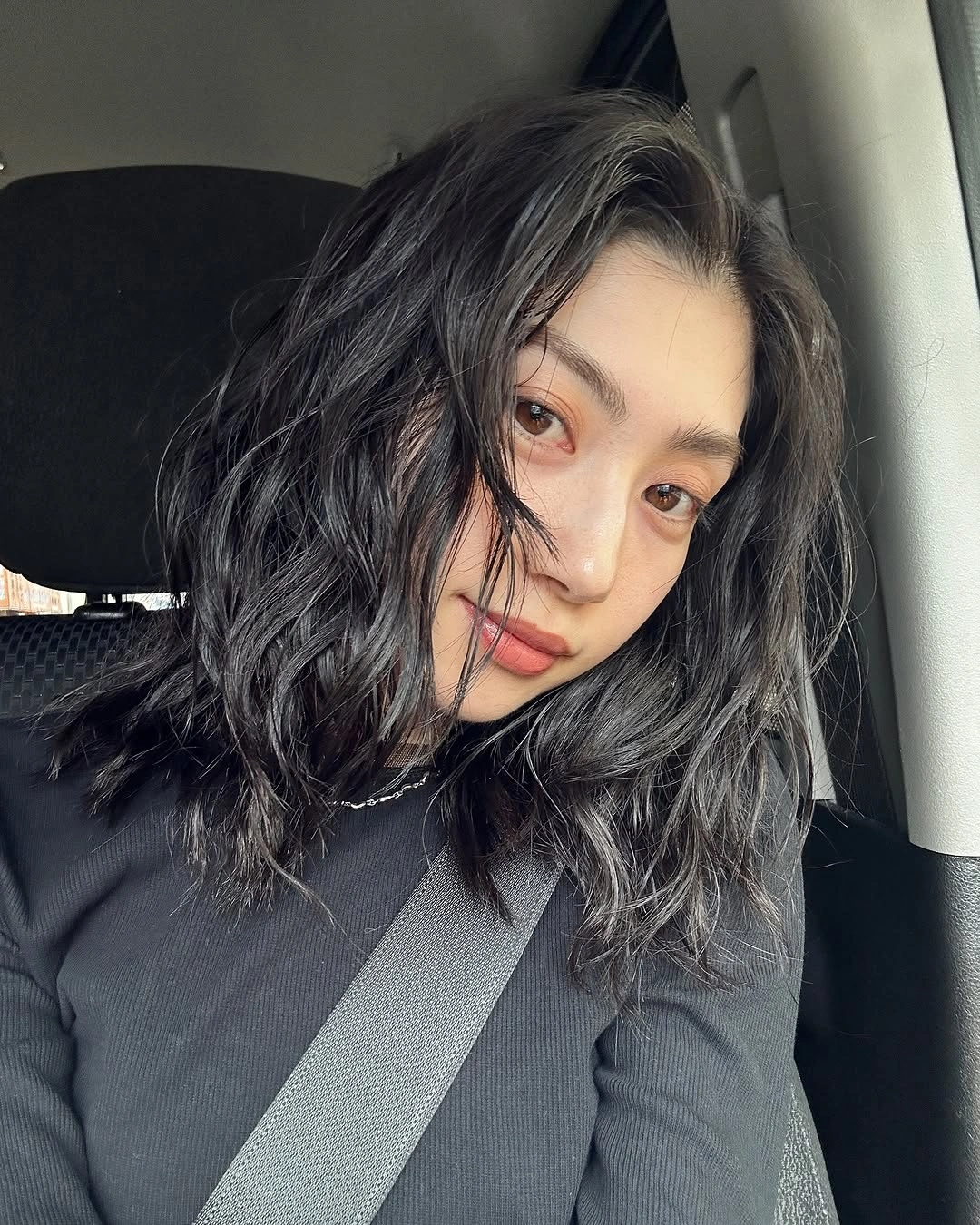 fall medium haircuts 2026 Textured Wavy Midi Cut