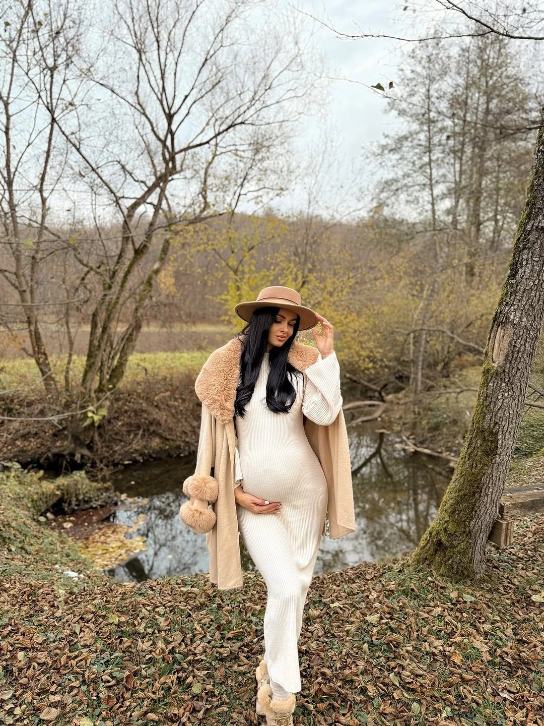 fall pregnancy outfits 2026 Romantic Neutral Layers Perfect for an Autumn Maternity Photoshoot