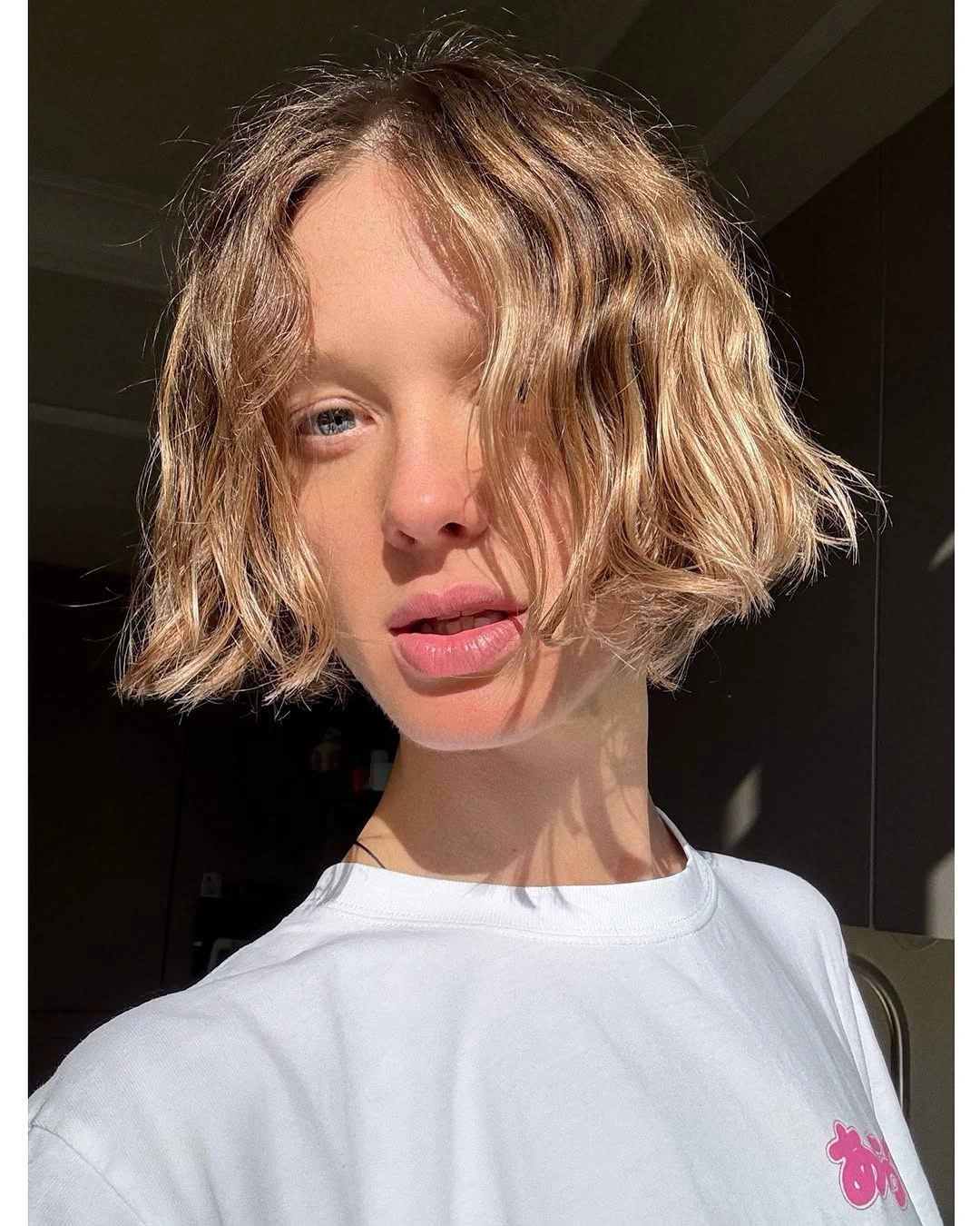 fall short haircuts 2026 Air-Dried Wavy Bob With Lived-In Blonde Dimension