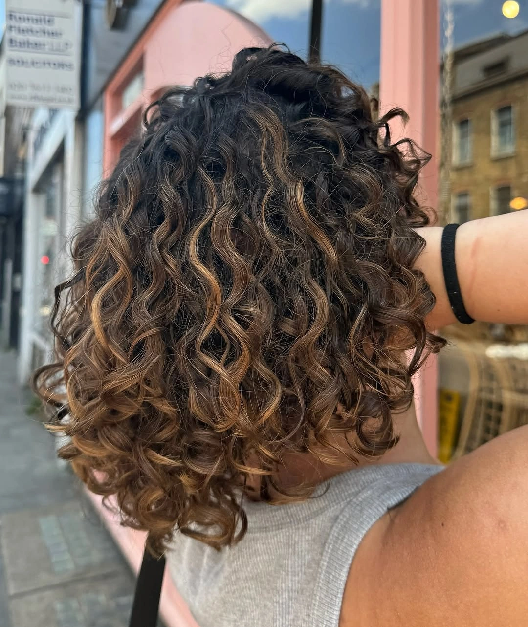 heatless curls hairstyle Caramel Ribbon Curls That Add Brightness to Shoulder-Length Hair