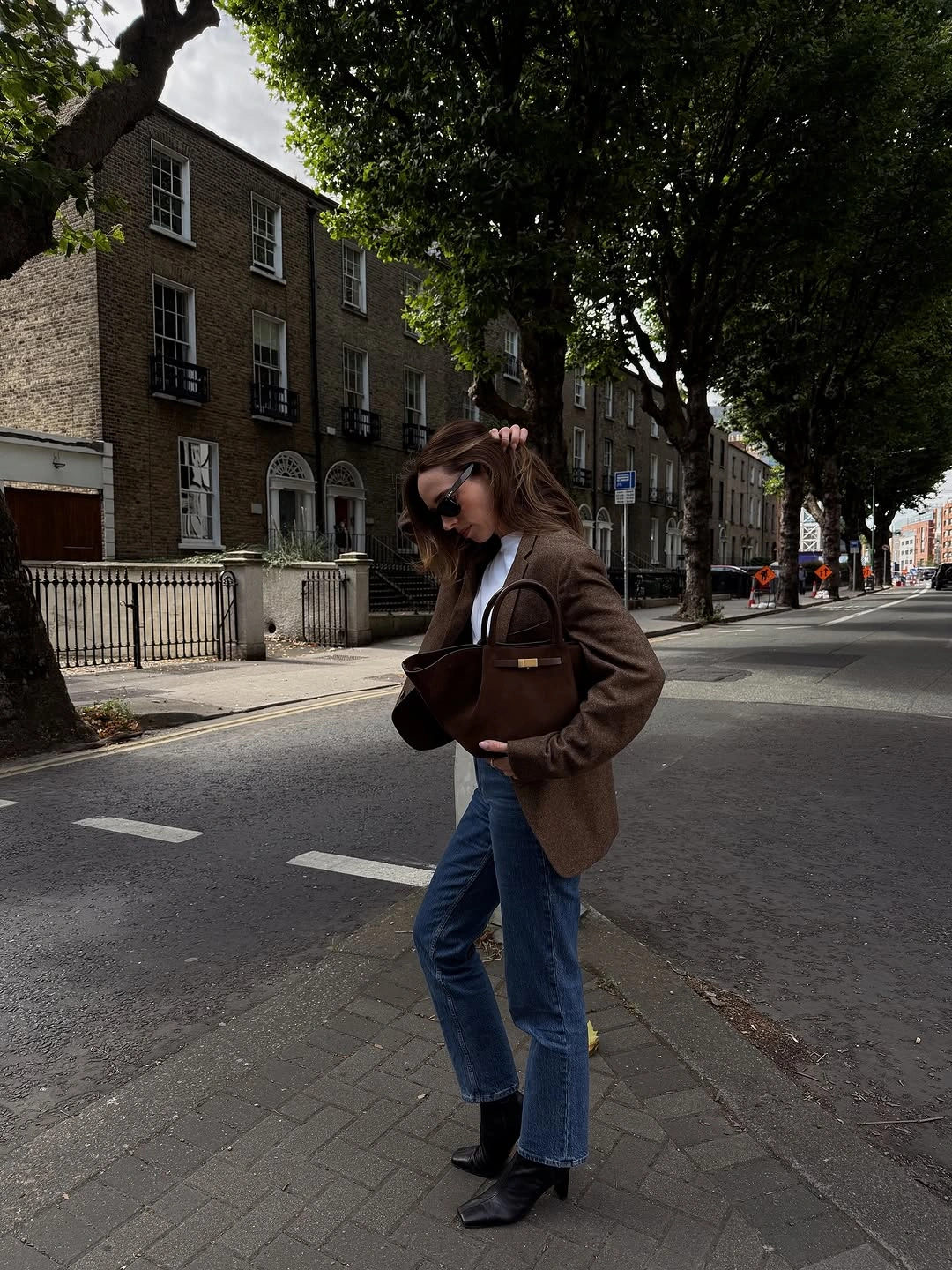September fashion trends 2026 Brown Jacket With Wide Blue Jeans