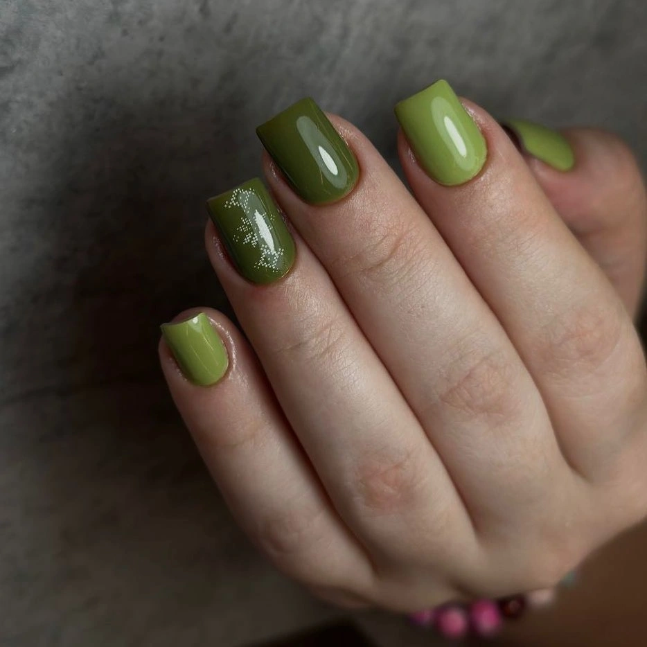 September nail art ideas 2026 Glossy Green Short Square Nails