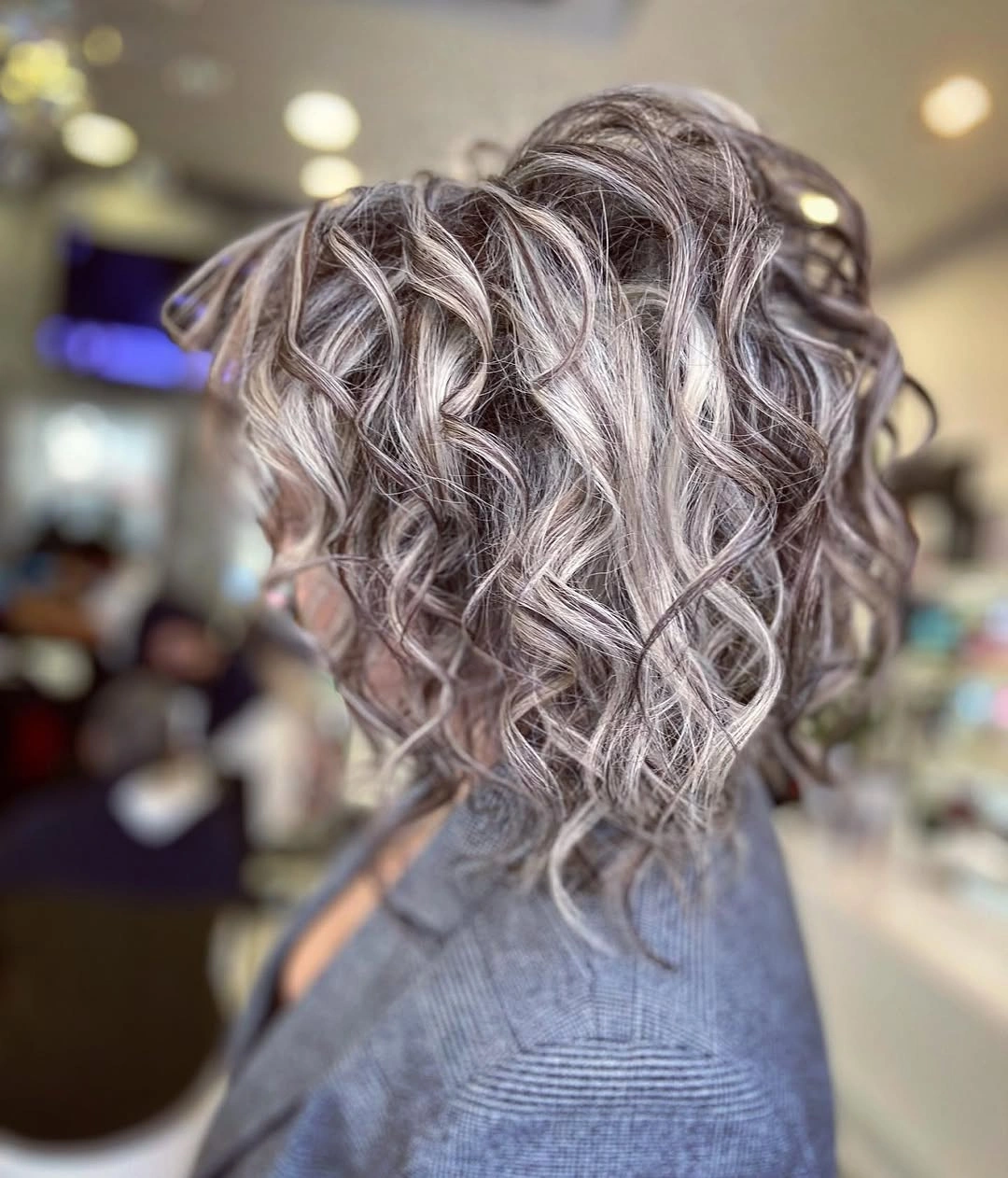 short bobbed hairstyle Dimensional Silver Blonde Waves for Maximum Volume