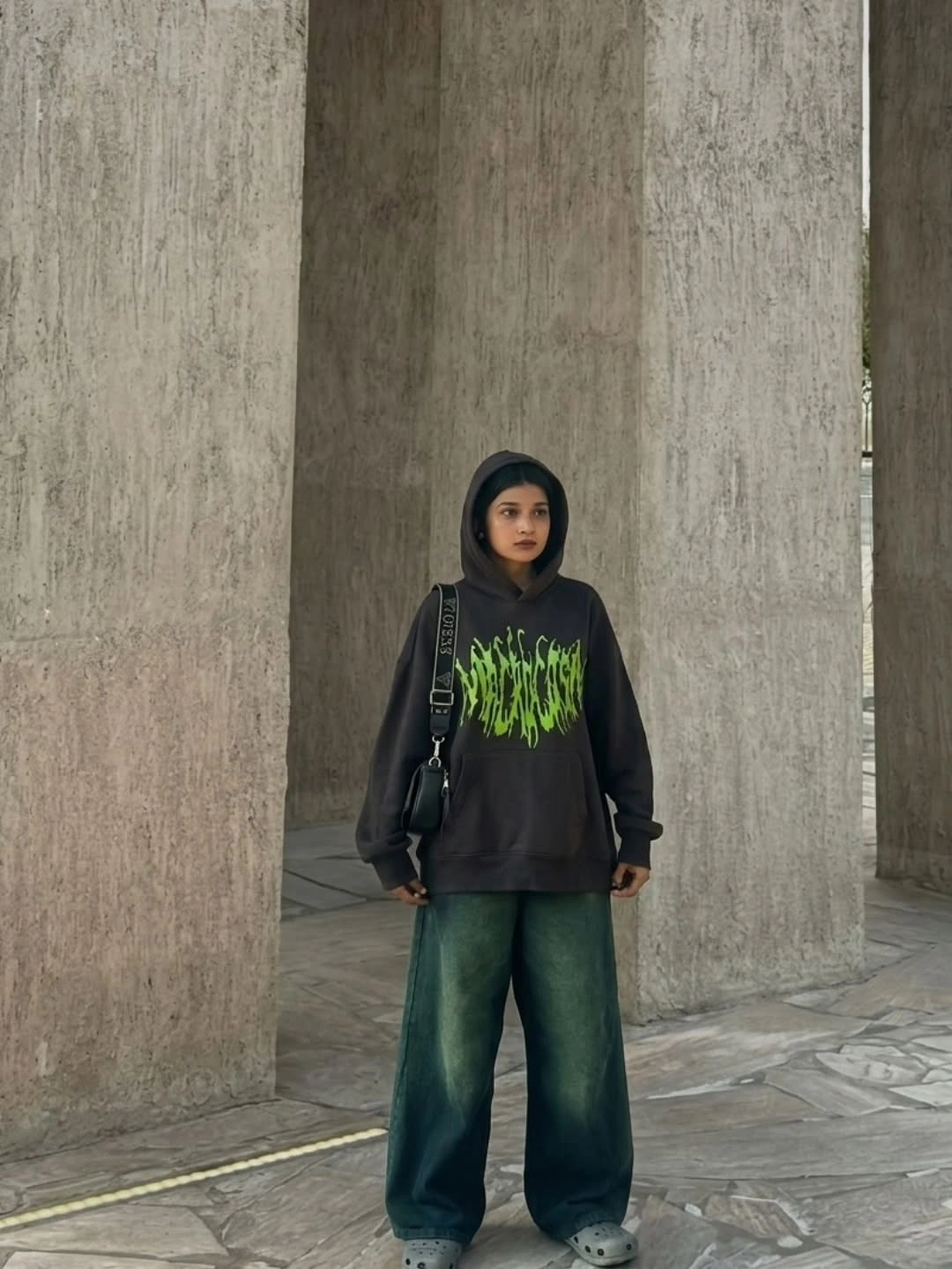 wide leg jeans outfit fall 2026 Oversized Streetwear That Gives Baggy Denim New Energy