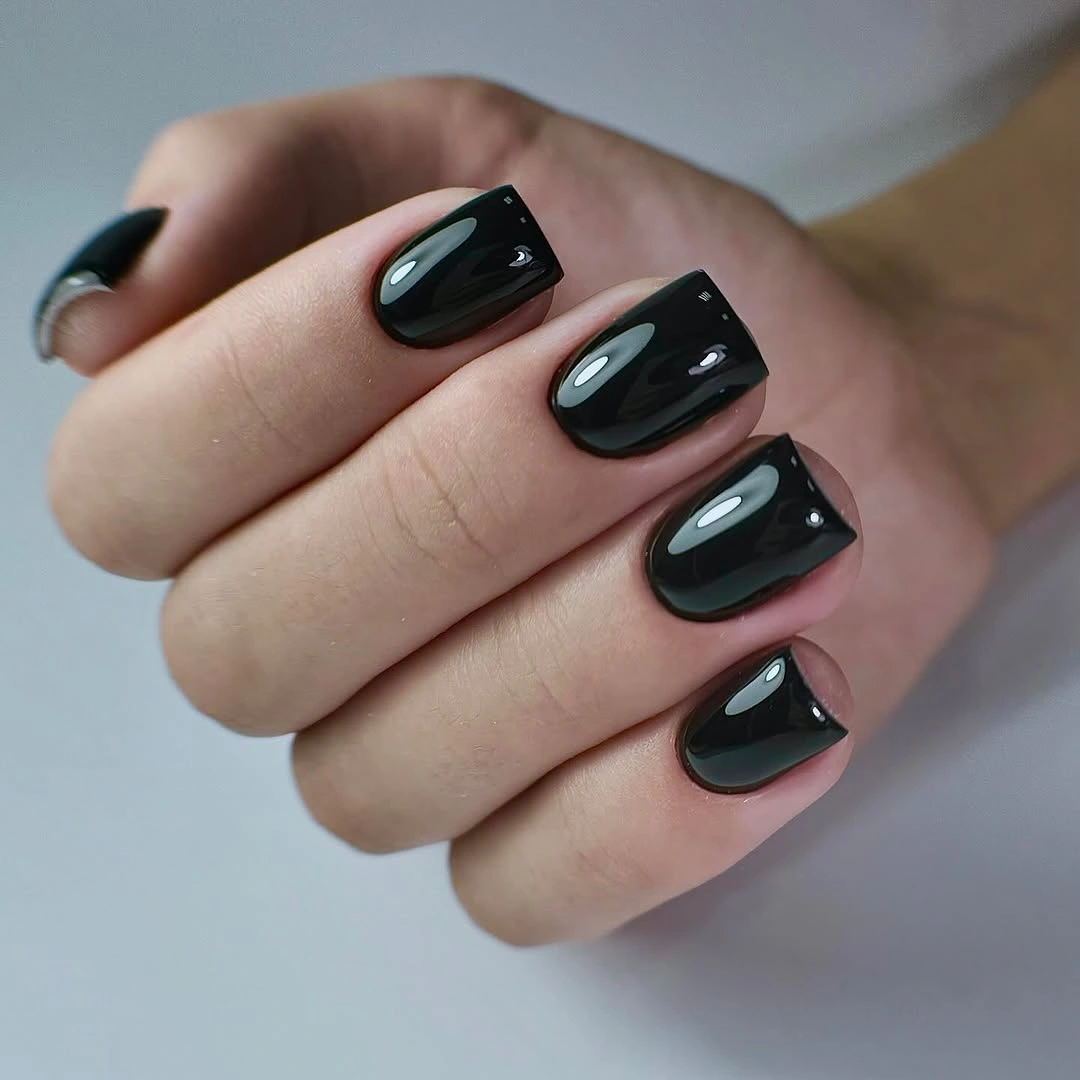 Glossy black rounded-square nails in a clean solid finish
