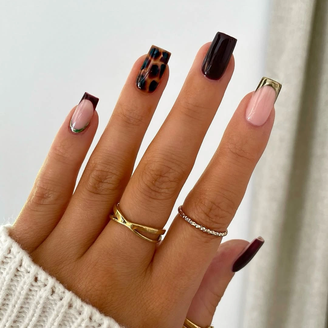 Short square nails with tortoiseshell chocolate and green