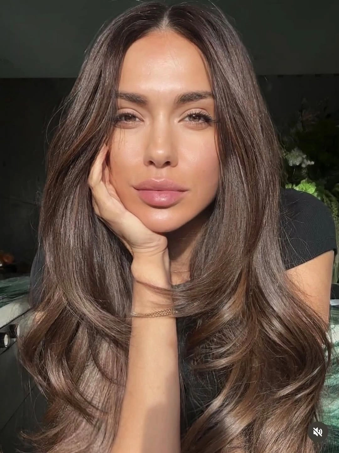 Long brunette hair with broad waves and visible face-framing layers