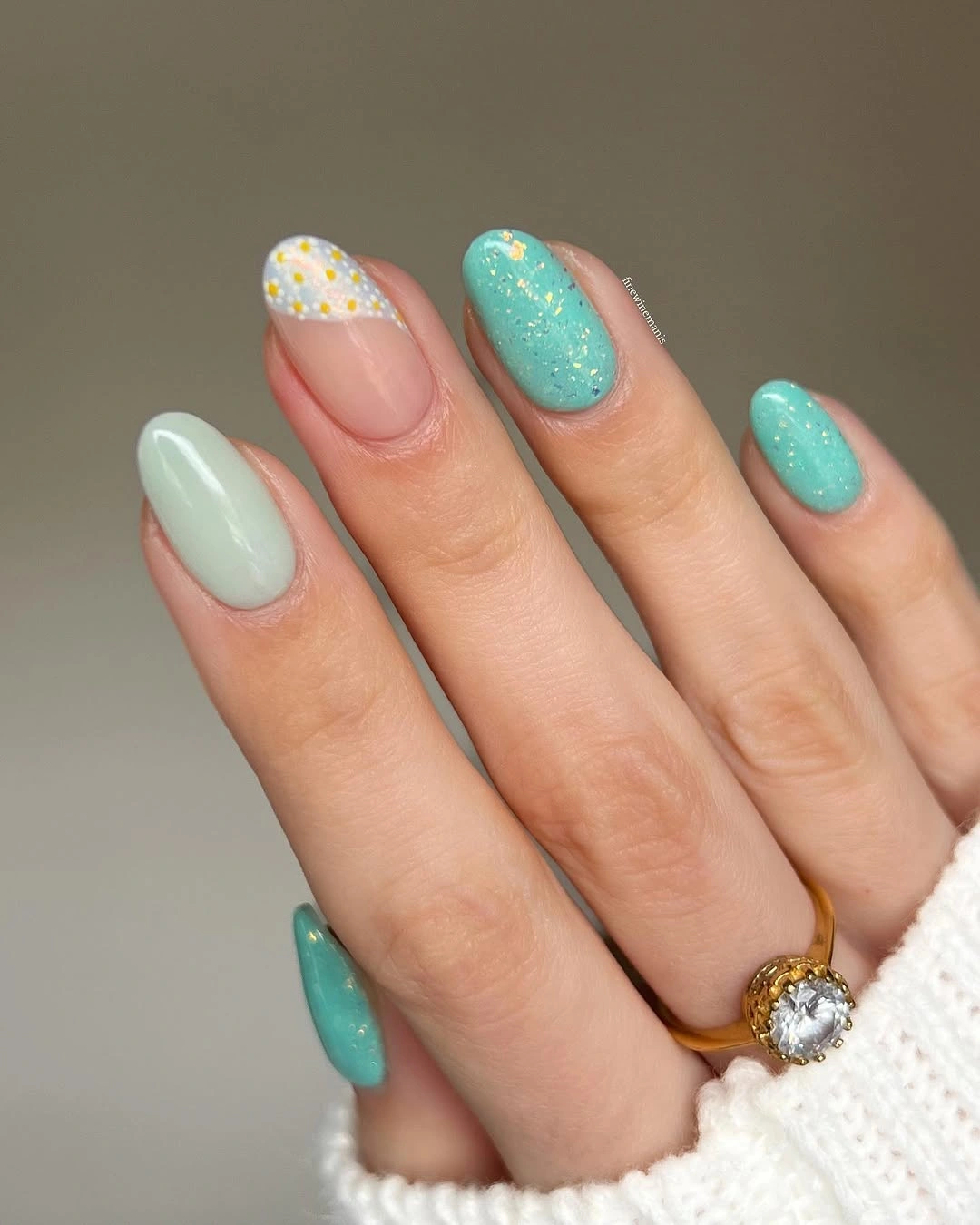 Short pastel nails with mint turquoise texture and tiny dotted accents