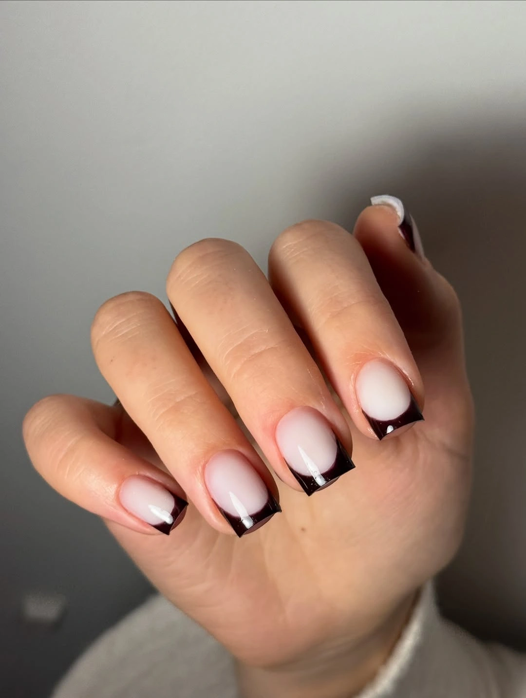 Medium almond pink nails with alternating black and white pointed tips