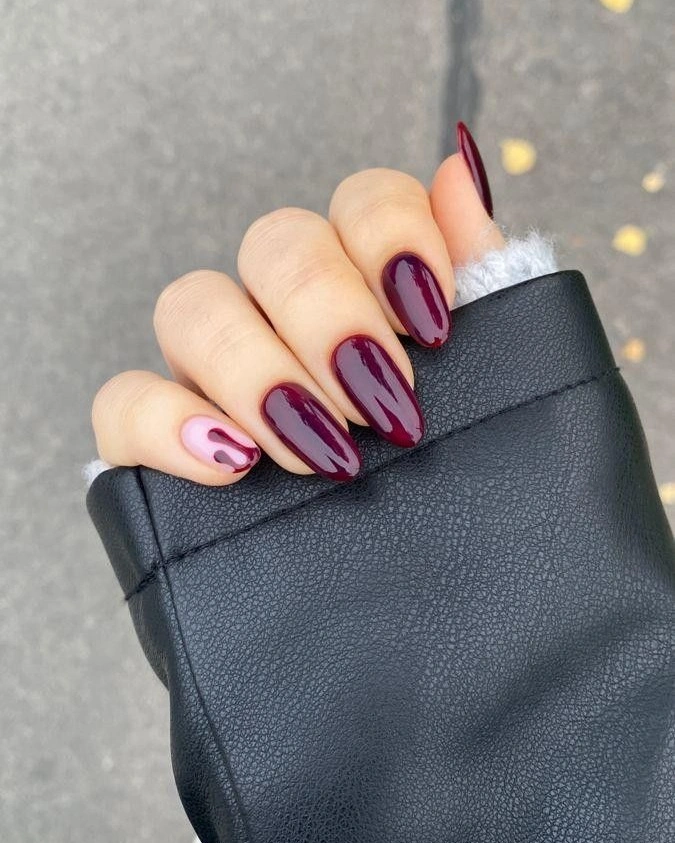 Glossy plum almond nails with pink accent