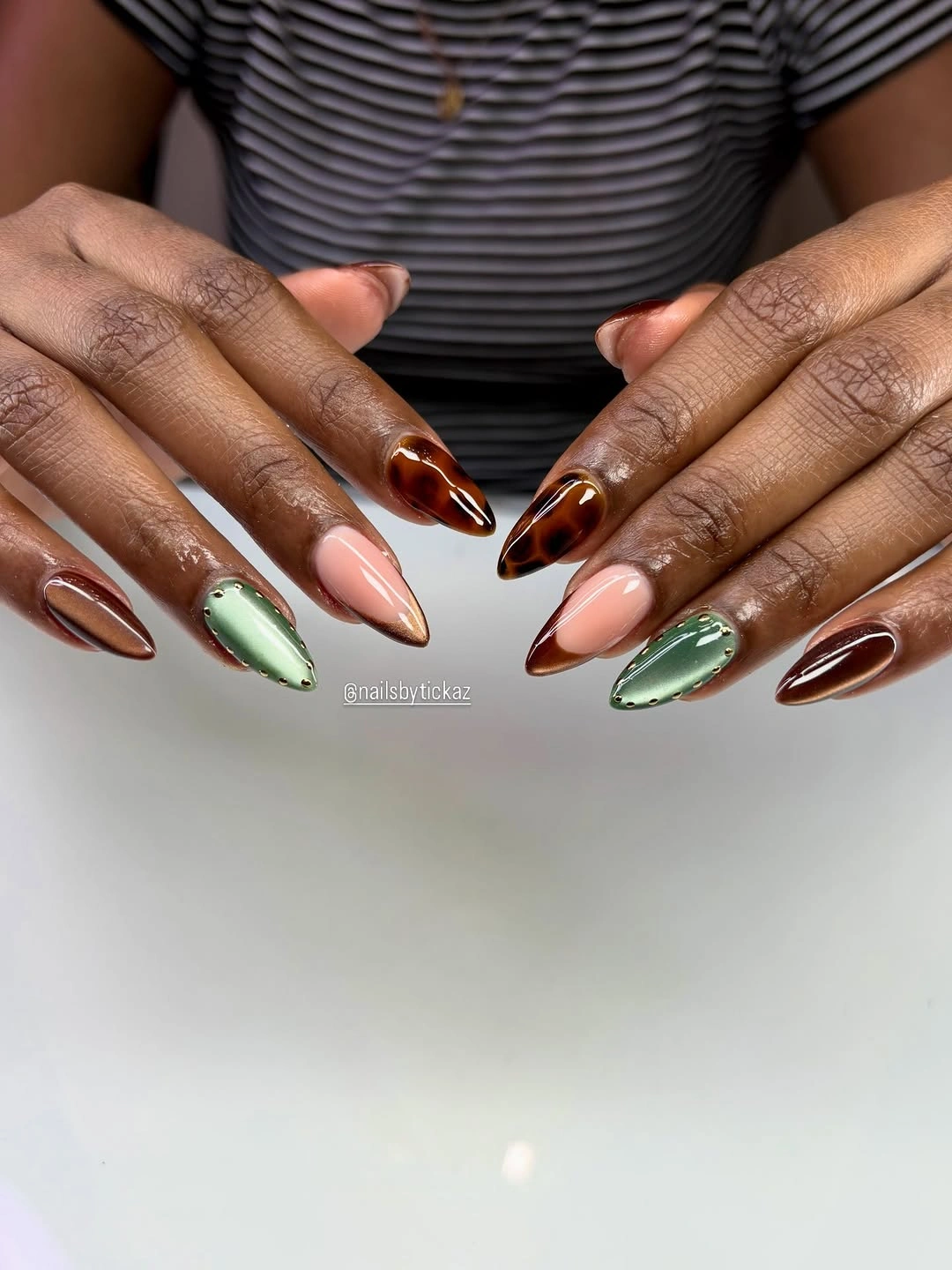 Mixed tortoiseshell mint and bronze almond nails