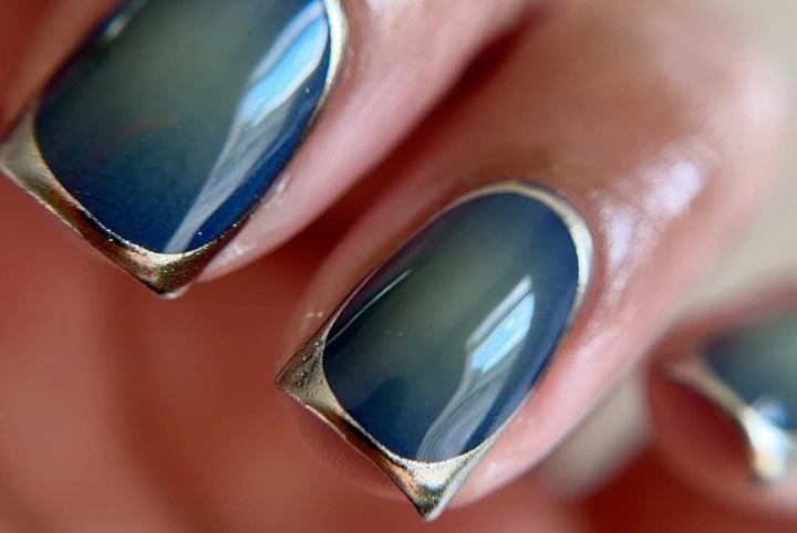 Blue green chrome nails with dark reflective edges