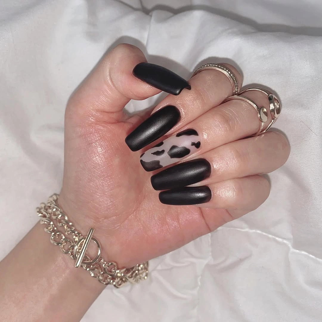 Long black coffin nails with gray irregular animal print accents