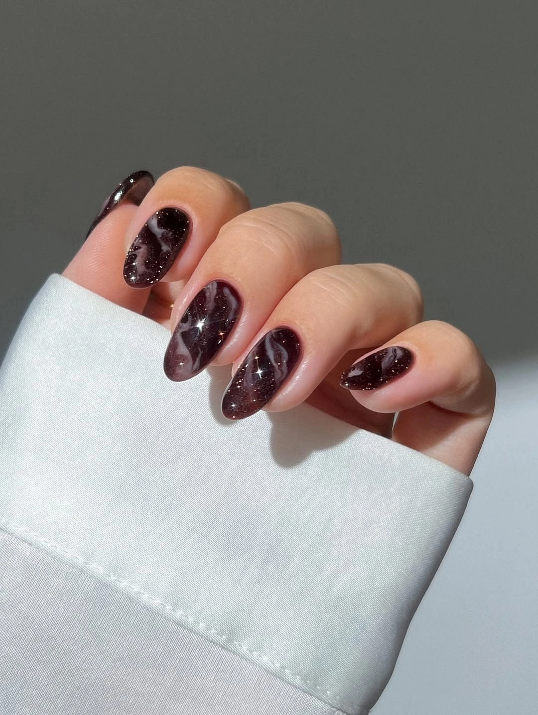 Glossy pink coral and nude nails with pearly finish
