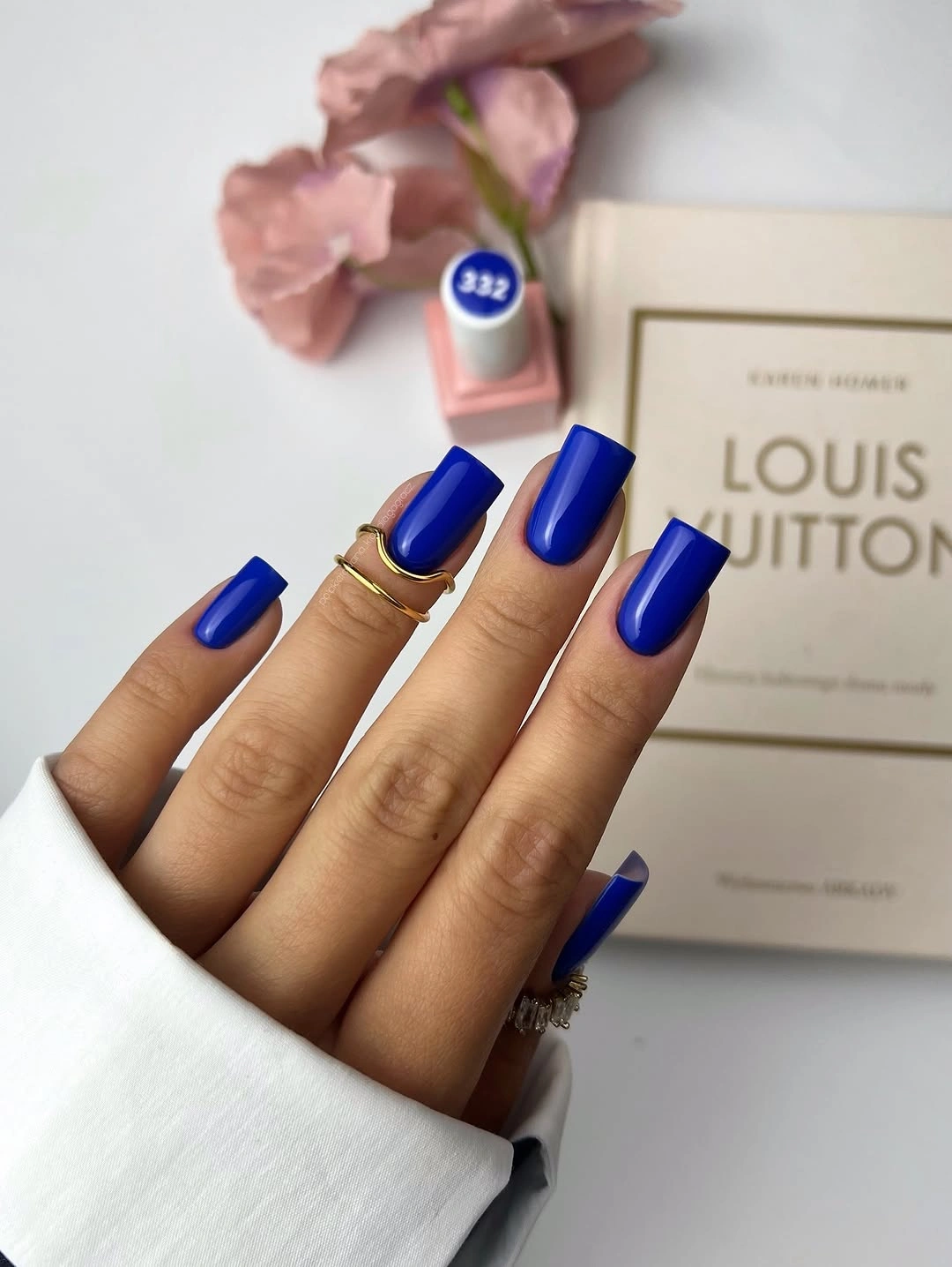 Glossy royal blue square nails