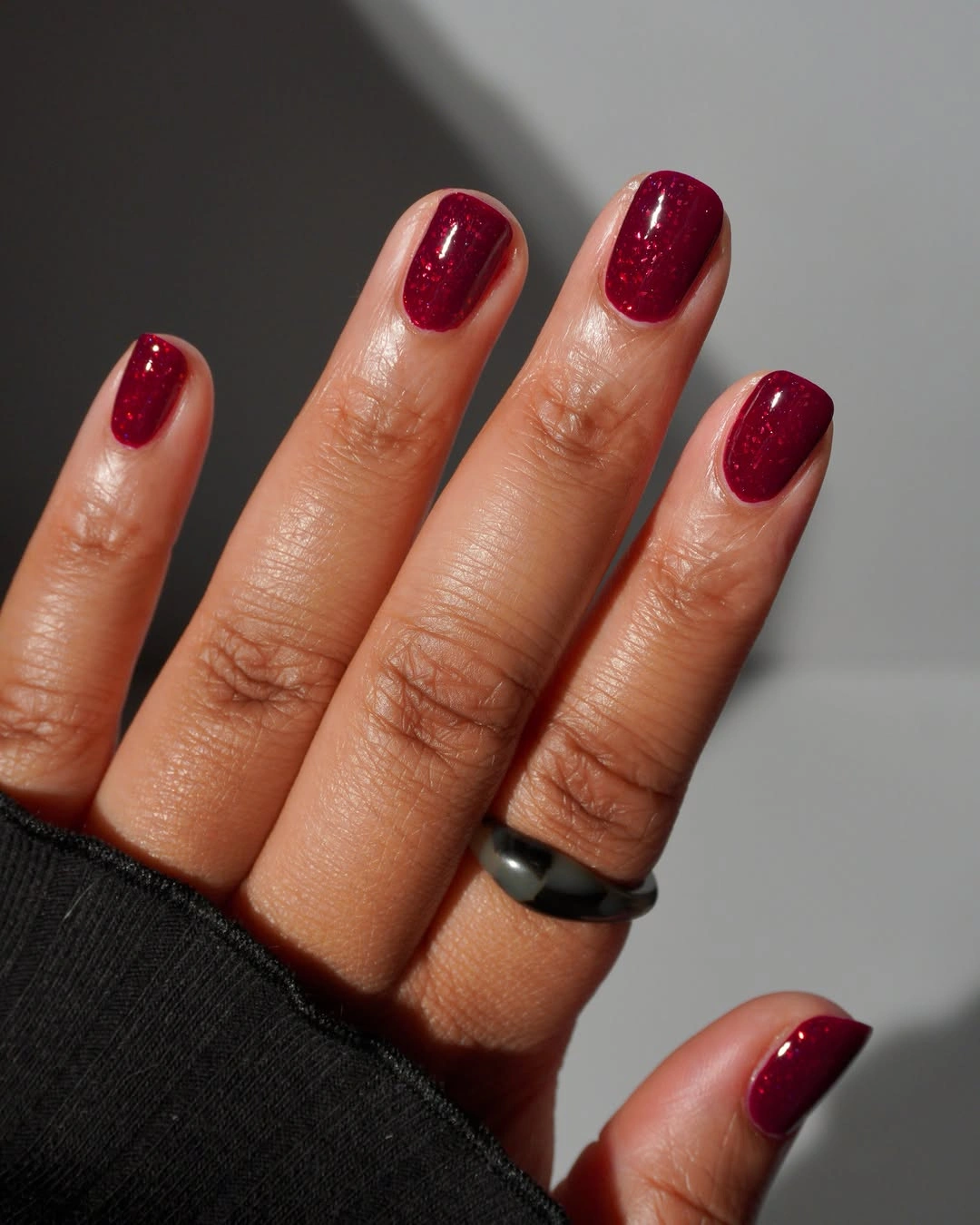 Short square berry red glitter nails